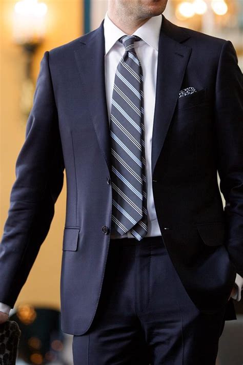 blue suit what color tie.